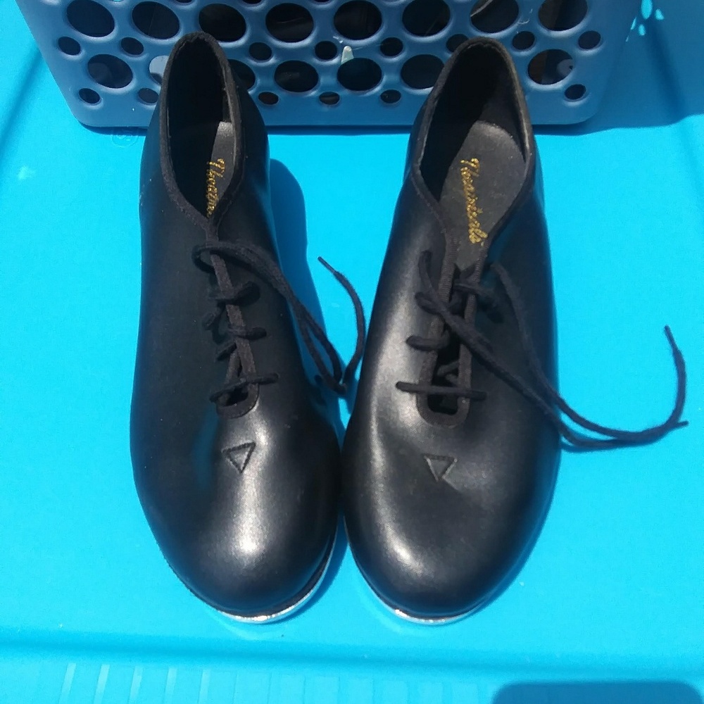 Theatrical tap shoes